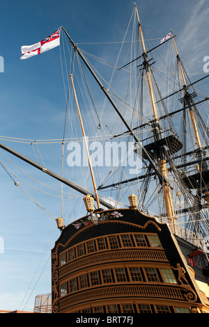 HMS Victory, (Nelsons Flaggschiff), HM Dockyard, Portsmouth, Hampshire, England, Vereinigtes Königreich; Blick auf das Heck des Schiffes zeigt Admirale ensign Stockfoto