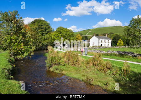 Malham Beck in das Dorf von Malham, Wharfedale, Yorkshire Dales National Park, England, UK Stockfoto