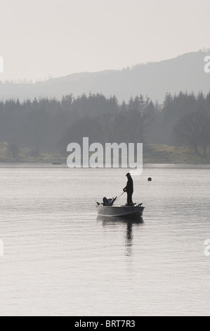 Ein einsamer Angler am Lake Windermere, Cumbria. Stockfoto