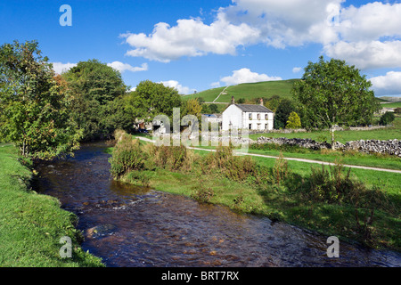 Malham Beck in das Dorf von Malham, Wharfedale, Yorkshire Dales National Park, England, UK Stockfoto