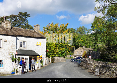 Wanderer vor dem Dorfladen im Zentrum von Malham, Wharfedale, Yorkshire Dales, England, UK Stockfoto