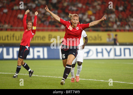 Ragnhild Gulbrandsen von Norwegen (16) feiert nach einem Tor gegen Ghana in einem 2007 Frauen WM-Fußballspiel. Stockfoto