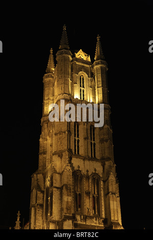 Nachtaufnahme von Str. Bavos Kathedrale, Gent, Belgien Stockfoto