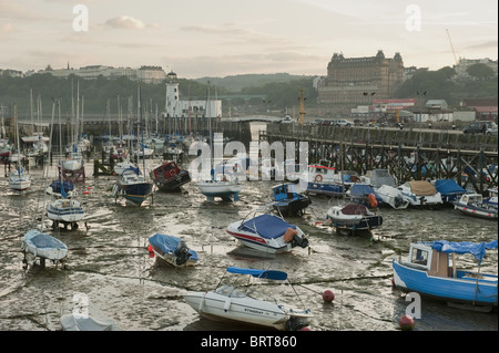 Sportboote im äußeren Hafen von Scarborough, North Yorkshire bei Ebbe zu sehen. Stockfoto