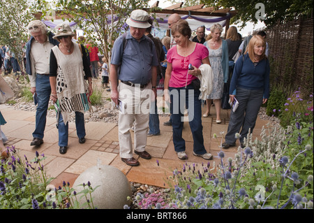 Zeitgenössische natürliche Materialien und farbenfrohe Blüten – „Dreams Just Dreams“-Show-Garten, RHS Flower Show, Tatton Park, England, Großbritannien. Stockfoto