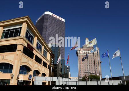Das New Jersey Korean War Memorial mit Fahnen fliegen und umrahmt von Ballys und Claridge Casino-Hotels in Atlantic City, New J Stockfoto