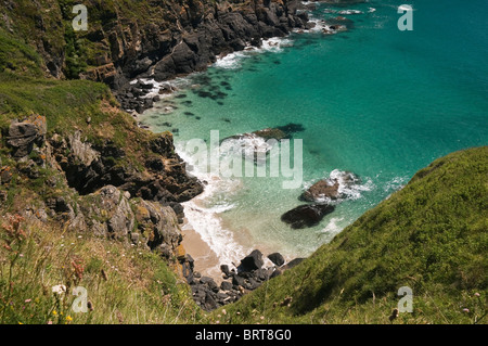 Ein Blick auf das Housel Bay von der Klippe weg Lizard Point Cornwall GROSSBRITANNIEN Stockfoto