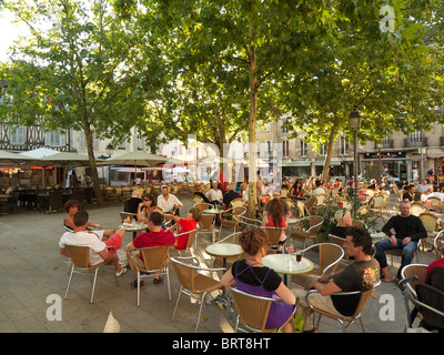 Place Emile Zola ist einen schönen schattigen Platz, gesäumt von Restaurants und Cafés, Dijon, Burgund, Frankreich Stockfoto