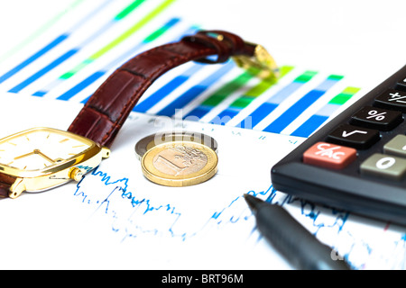 Drucken Sie aus finanziellen Graphen mit einem Taschenrechner, Kugelschreiber und eine Uhr. Stockfoto