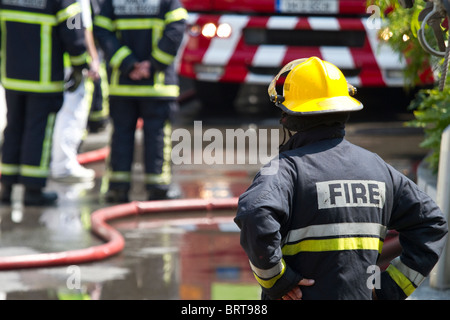 Feuerwehrmann-Brigade bei der Arbeit. Geringe Schärfentiefe. Stockfoto