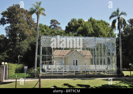 Blick von einem Katamaran auf dem Fluss Sarmiento, des Musée Sarmiento in Paraná Delta, in der Nähe von Tigre, Buenos Aires, Argentinien Stockfoto