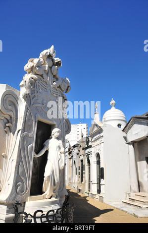 Traurig, verlassene weibliche Marmorstatue stehen am Eingang eines Mausoleums in einem schmalen Bürgersteig, Friedhof von Recoleta, Buenos Aires Stockfoto