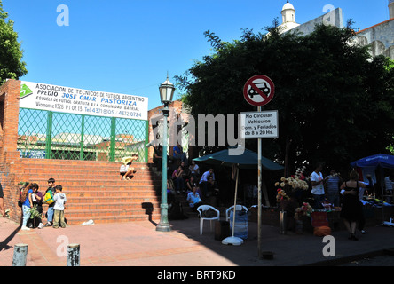 San Telmo Sonntagsmarkt Straßenszene (Tango-Tänzer, Blumenverkäuferin, Menschen sitzen Schritte, Fußballschule), Buenos Aires Stockfoto