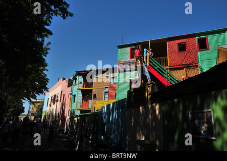 Straßenansicht des Centro Cultural de Los Artistes und hell gestrichenen Häusern, Caminito, La Boca, Buenos Aires Stockfoto