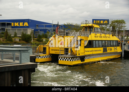 Wassertaxi bringt Kunden Ikea Einrichtungshaus in Brooklyn, New York Stockfoto