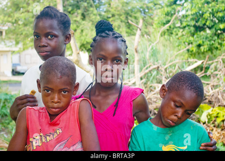 Vier Geschwister, zwei jungen und zwei Mädchen der Afro-Karibischen Ethnizität posieren für die Kamera mit verschiedenen ausdrücken. Stockfoto