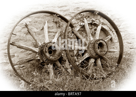 Alte Hof Cartwheels im Sepia-Ton.  Landschaftsbild Stockfoto