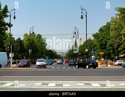 Andrássy Avenue oder Andrássy Utca. Budapest, Ungarn. Einer großen Straße verläuft zwischen Elizabeth Square und dem Stadtpark. Stockfoto