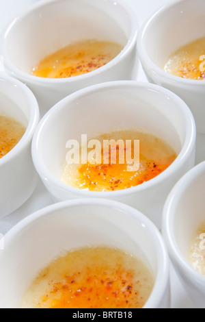 Creme Brulee serviert in weiße Schüssel Stockfoto