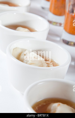 asiatische Suppe mit Knödel Stockfoto