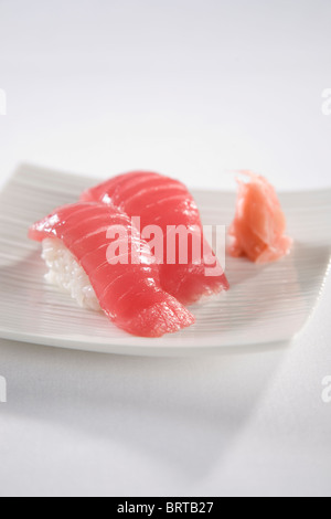 Sushi auf weißen Tellern serviert Stockfoto