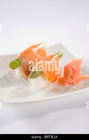 Sushi auf weißen Tellern serviert Stockfoto