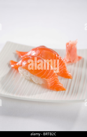 Sushi auf weißen Tellern serviert Stockfoto