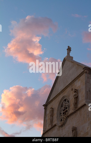 Kirche und die schönen Wolken in der Stadt Pag auf der Insel Pag Kroatien Stockfoto