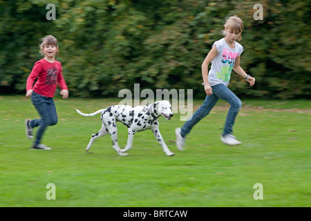 zwei junge Mädchen mit ihren Dalmatiner Stockfoto