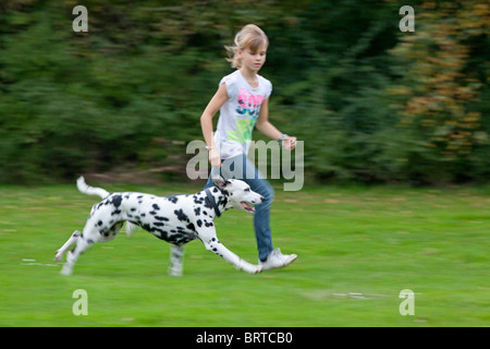 junges Mädchen mit ihrem Dalmatiner Stockfoto