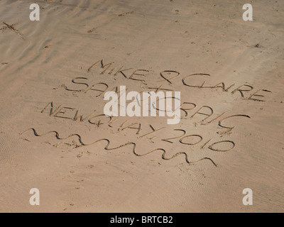 Schreiben in den Sand am Strand, Newquay, Cornwall, UK Stockfoto