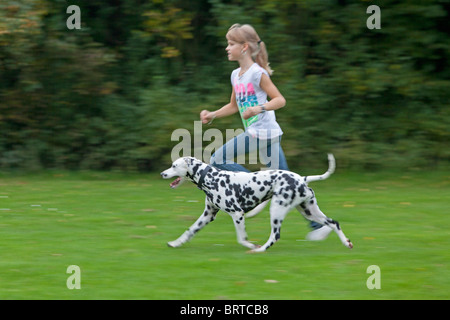 junges Mädchen mit ihrem Dalmatiner Stockfoto