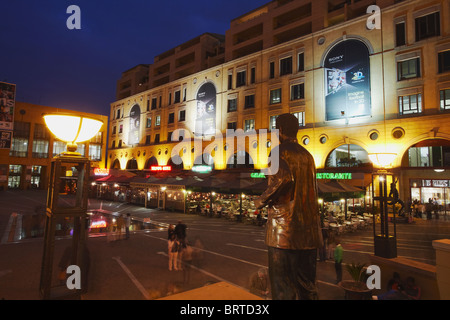Nelson Mandela Square bei Dämmerung, Sandton, Johannesburg, Gauteng, Südafrika Stockfoto