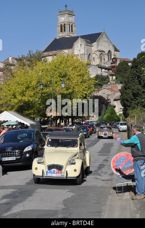 Citroen 2cv fährt vorbei ein Vide Grenier in einer kleinen Stadt in Zentral-Frankreich Stockfoto