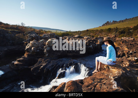 Frau bei Lisbon Falls, Drakensberg Randstufe, Mpumalanga, Südafrika (MR) Stockfoto