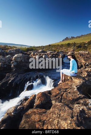Frau bei Lisbon Falls, Drakensberg Randstufe, Mpumalanga, Südafrika (MR) Stockfoto
