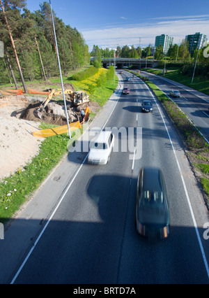 Blick auf Verkehr auf Straßen der finnischen Stadt, Finnland Stockfoto