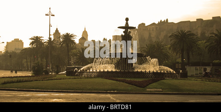 Brunnen auf der Plaza del General Torrijas, Malaga, Costa del Sol, Provinz Malaga, Andalusien, Spanien, Westeuropa. Stockfoto