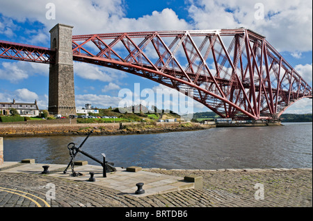 Die berühmte Forth Rail Bridge verbindet North Queensferry mit Queensferry im Süden von North Queensferry Seite gesehen. Stockfoto