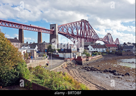 Die berühmte Forth Rail Bridge verbindet North Queensferry mit Queensferry im Süden von North Queensferry Seite gesehen. Stockfoto