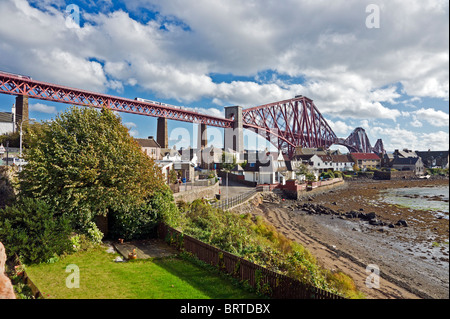 Die berühmte Forth Rail Bridge verbindet North Queensferry mit Queensferry im Süden von North Queensferry Seite gesehen. Stockfoto