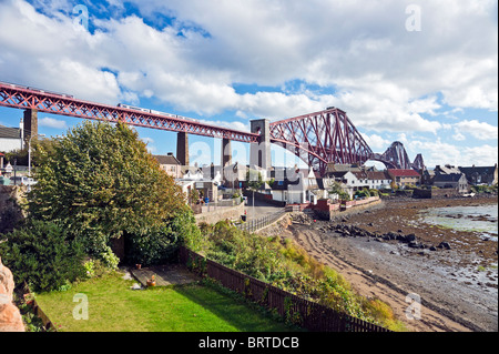 Die berühmte Forth Rail Bridge verbindet North Queensferry mit Queensferry im Süden von North Queensferry Seite gesehen. Stockfoto