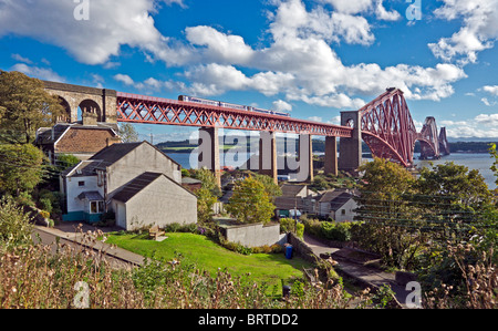 Die berühmte Forth Rail Bridge verbindet North Queensferry mit Queensferry im Süden von North Queensferry Seite gesehen. Stockfoto