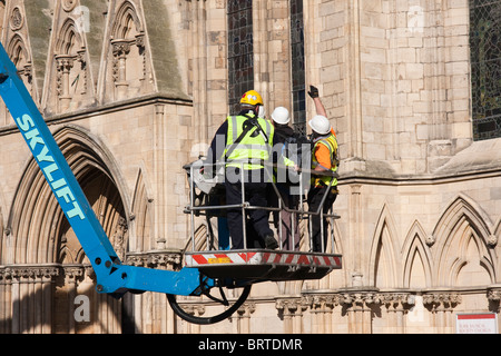 Arbeiten Sie Menschen mit einer Hebebühne, die hohen Teile des "York Minster" Umfrage Stockfoto