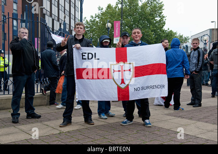 Stolze EDL Jugend Mitglieder halten ein Flag The English Defence League demonstrieren in Leicester. 9. Oktober 2010. Stockfoto