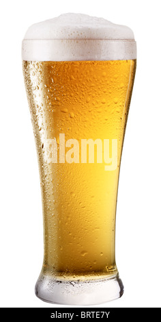 Frostigen Glas helles Bier isoliert auf einem weißen Hintergrund. Stockfoto