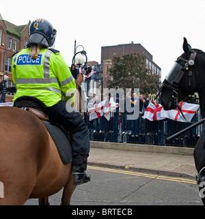 The English Defence League demonstrieren in Leicester polizeilicher Bewachung angebracht. 9. Oktober 2010. Stockfoto