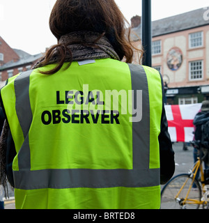 Ein juristische Beobachter beobachtet auf der English Defence League demonstrieren in Leicester. 9. Oktober 2010. Stockfoto