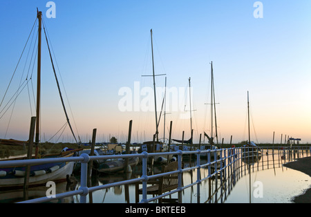 Springflut überlaufen auf die Straße am Kai bei Blakeney, Norfolk, England, Vereinigtes Königreich, an der ersten Ampel. Stockfoto