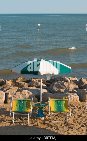 Leeren Strand Sonnenschirm und Liegestuhl, Spiaggia di Ponente, Caorle, Venetien, Italien Stockfoto